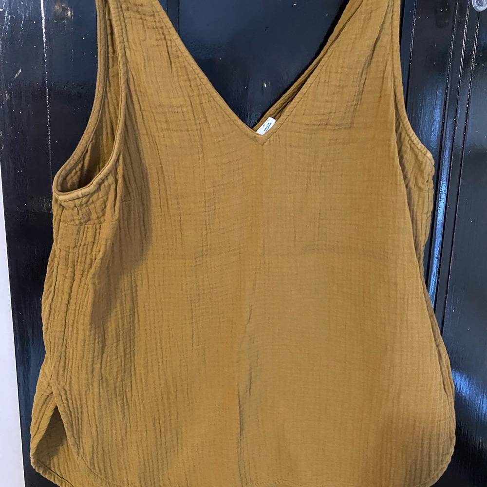 Sleeveless shirt